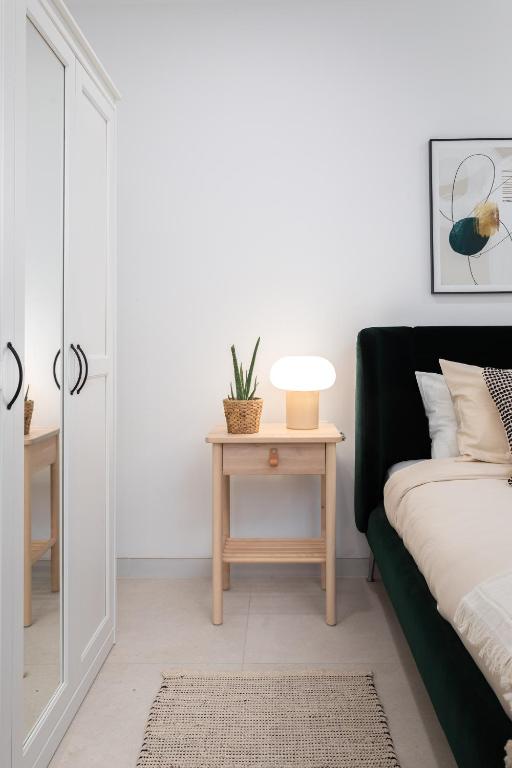 Postel nebo postele na pokoji v ubytování Modern 2BR Apartment with Outside Furniture - Close to Sliema, Saint Julians & Valletta