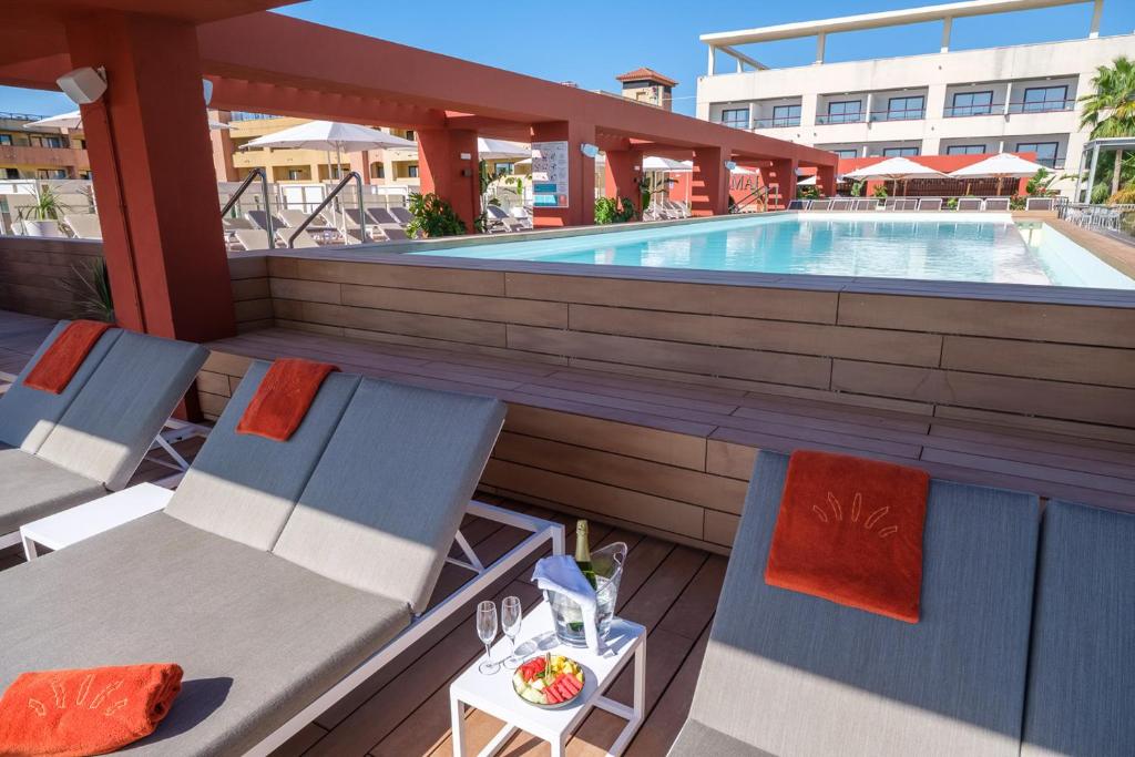 Bazén v ubytování Oassium Hotel - Adults Only nebo v jeho okolí