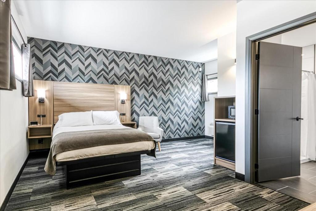 Postel nebo postele na pokoji v ubytování Manitoulin Motel