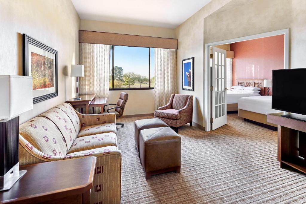 TV a/nebo společenská místnost v ubytování Scottsdale Marriott at McDowell Mountains