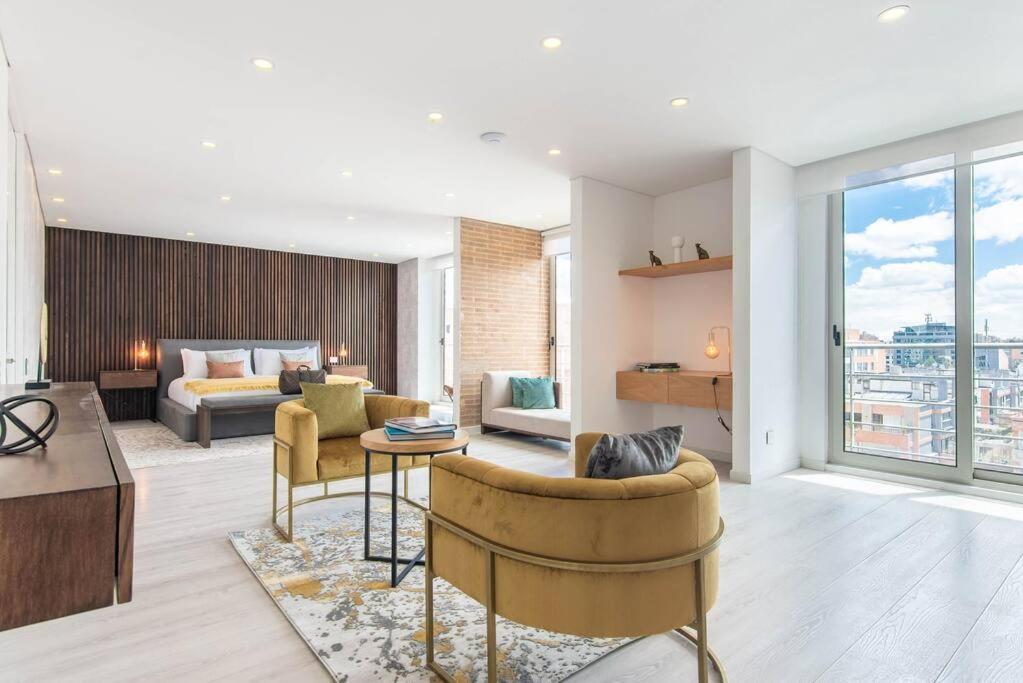 Posezení v ubytování Luxury 4BR in Usaquén