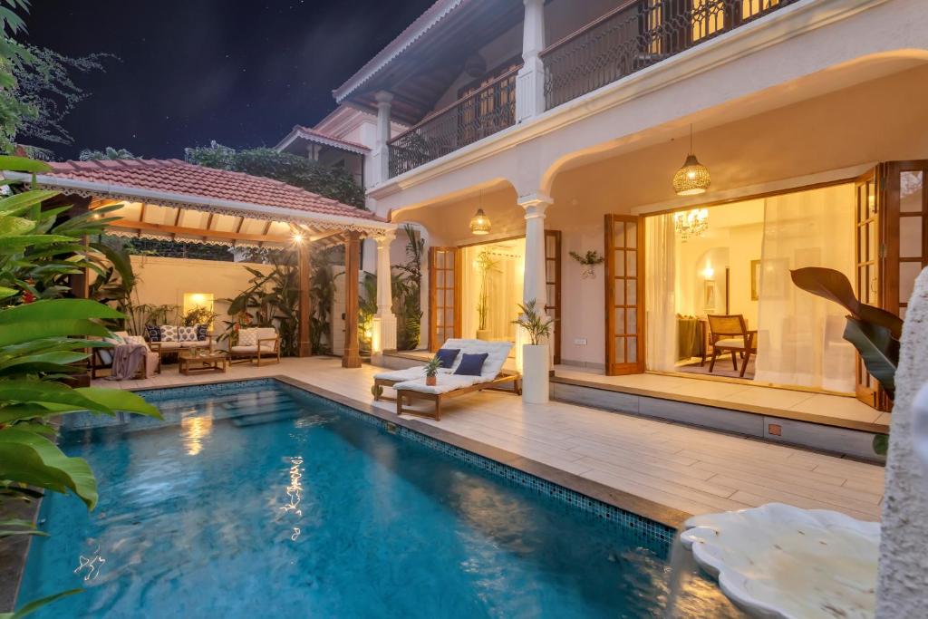Kolam renang di atau dekat dengan ELIVAAS 4 BHK with Pvt pool & Bar - PinkSky