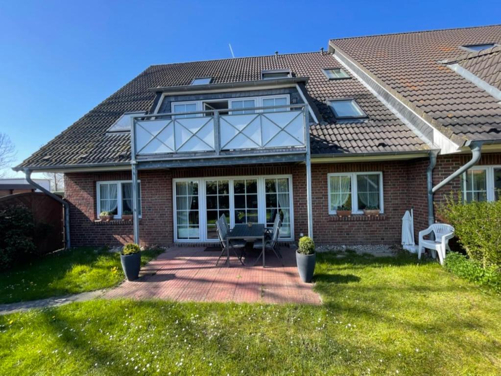 una casa con techo de cristal y patio en Ferienwohnung Strandoase, en Schönberger Strand