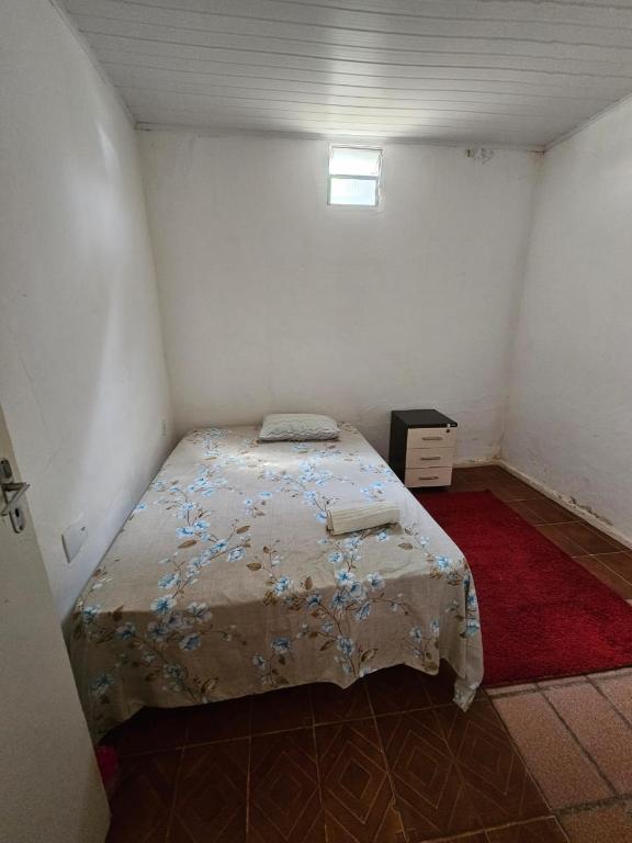 a small bedroom with a bed in a room at Quarto em casa compartilhada - Próximo a UFS in São Cristóvão