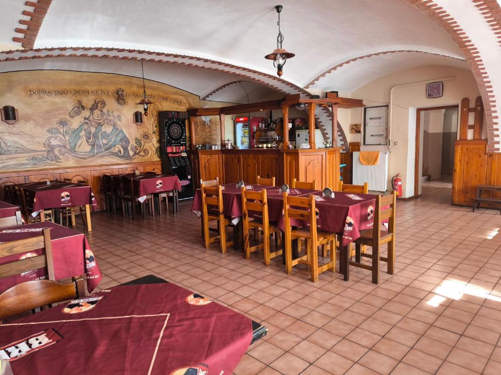 Un restaurante o sitio para comer en Penzion U Zeleného Stromu