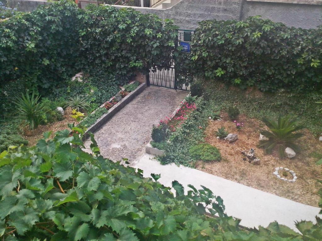 Vonkajšia záhrada v ubytovaní Apartments Fanito