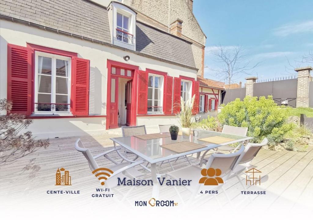 un patio avec une table et des chaises devant une maison dans l'établissement Maison Vanier - Duplex - centre-ville - Mon Groom, à Troyes