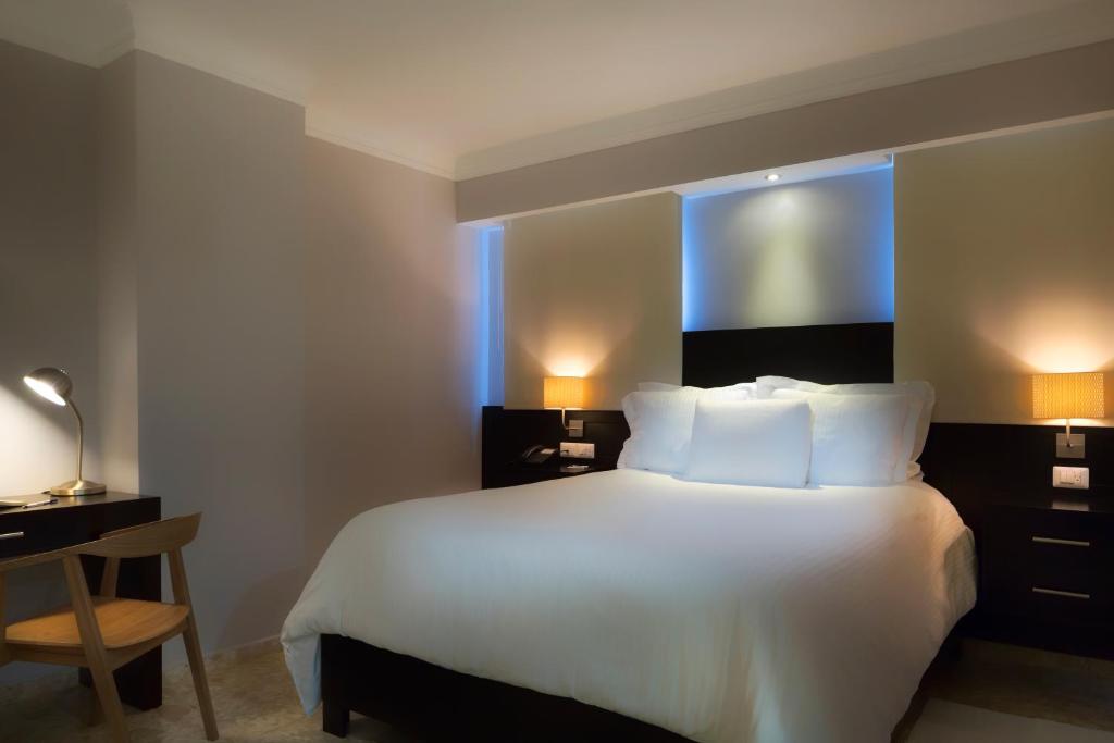 Postel nebo postele na pokoji v ubytování Plaza Florida Suites