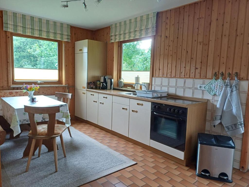 Kuchyň nebo kuchyňský kout v ubytování Ferienhaus Fischer - Landurlaub für Familien