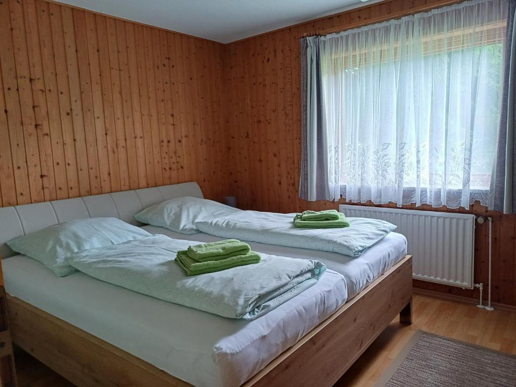 Postel nebo postele na pokoji v ubytování Ferienhaus Fischer - Landurlaub für Familien