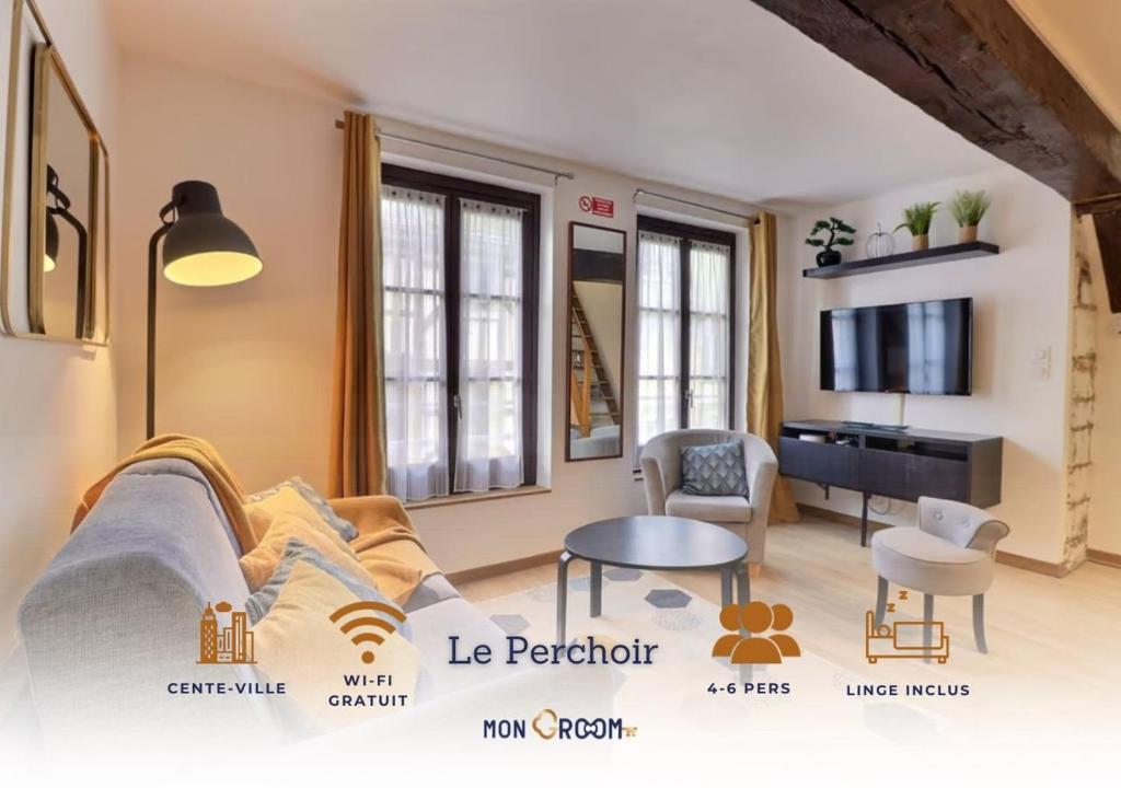 un salon avec un canapé et une table dans l'établissement Le Perchoir - Accueillant & Chaleureux - Mon Groom, à Troyes