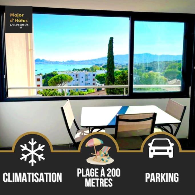 une affiche d'une chambre avec une table et une fenêtre dans l'établissement L'Eden Roc - T2 rénové en 2024 très belle vue mer, à La Ciotat