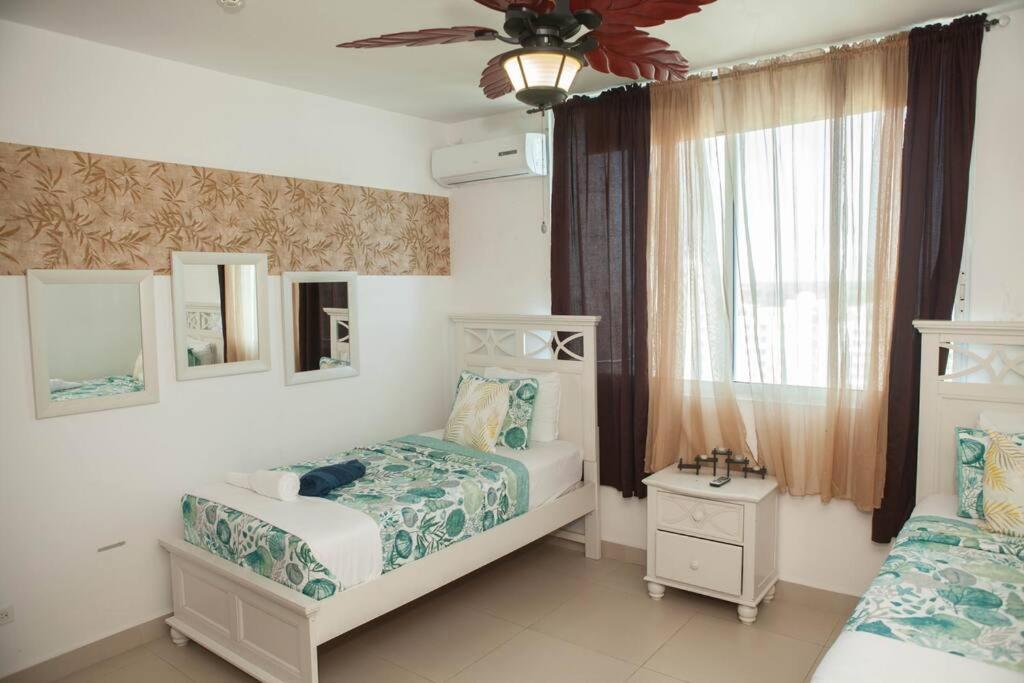 Postel nebo postele na pokoji v ubytování Beach Side Escape-Playa Blanca