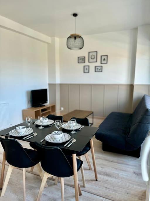 une table à manger avec des chaises et un salon dans l'établissement Le Perchoir de la Gare - Blois, à Blois
