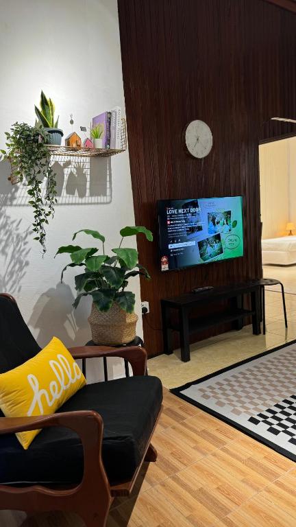 TV a/nebo společenská místnost v ubytování Kuala Berang-Rumah Jambu Manis-NETFLIX,FREE WIFI