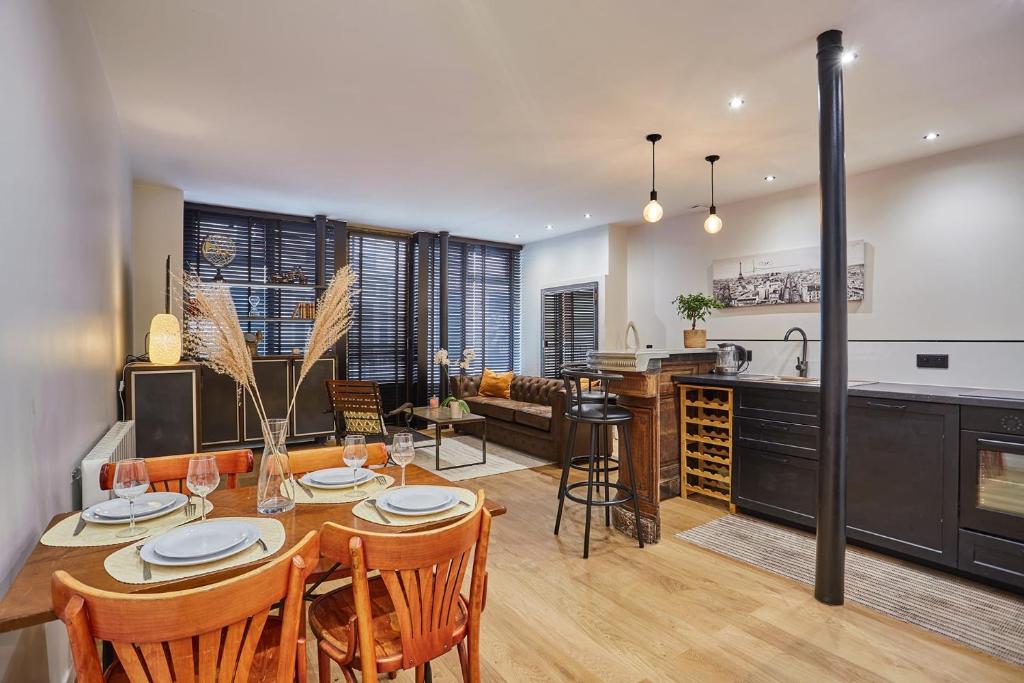 une cuisine et un salon avec une table et des chaises dans l'établissement Apartment in the Center of Paris by studioprestige, à Paris