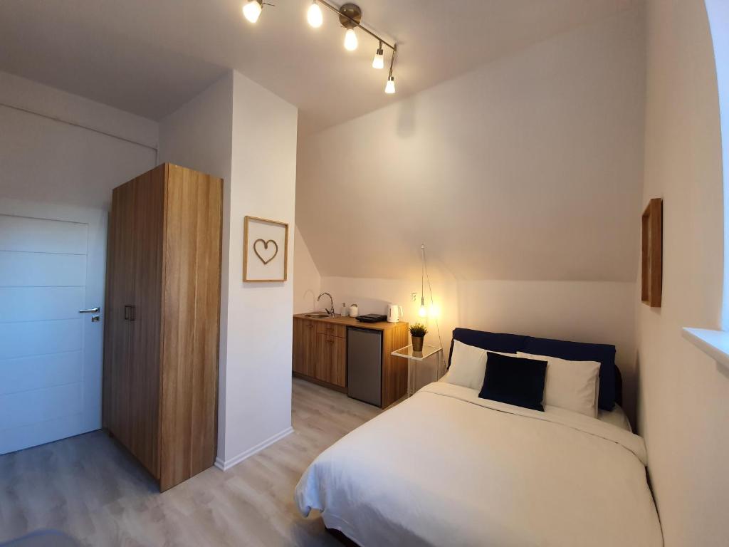 Ένα ή περισσότερα κρεβάτια σε δωμάτιο στο NW Mini Studio NEPTUN II