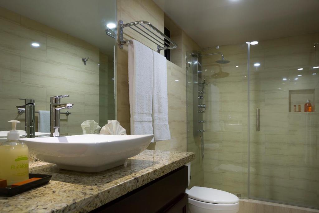 Koupelna v ubytování Plaza Florida Suites