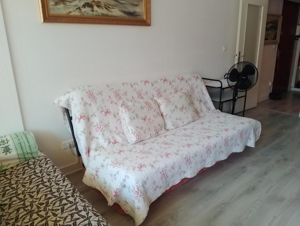 - un canapé avec une couverture dans l'établissement Studio Boulouris Saint Raphael, à Saint-Raphaël
