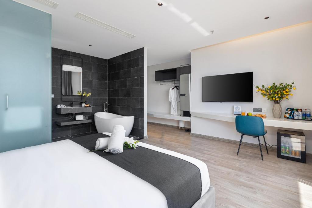 Postel nebo postele na pokoji v ubytování JBAY Beachfront Boutique Hotel
