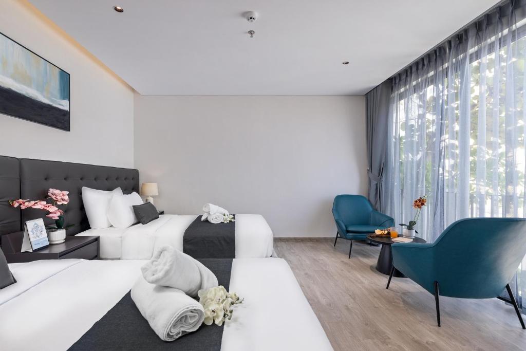 Postel nebo postele na pokoji v ubytování JBAY Beachfront Boutique Hotel