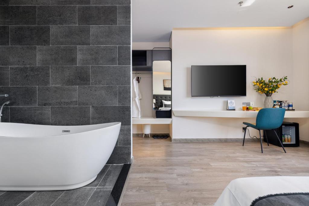 TV a/nebo společenská místnost v ubytování JBAY Beachfront Boutique Hotel
