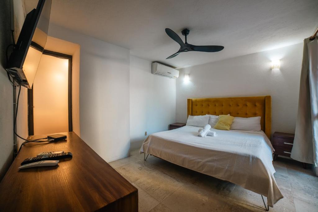 Postel nebo postele na pokoji v ubytování Zihua Mia Hotel Boutique