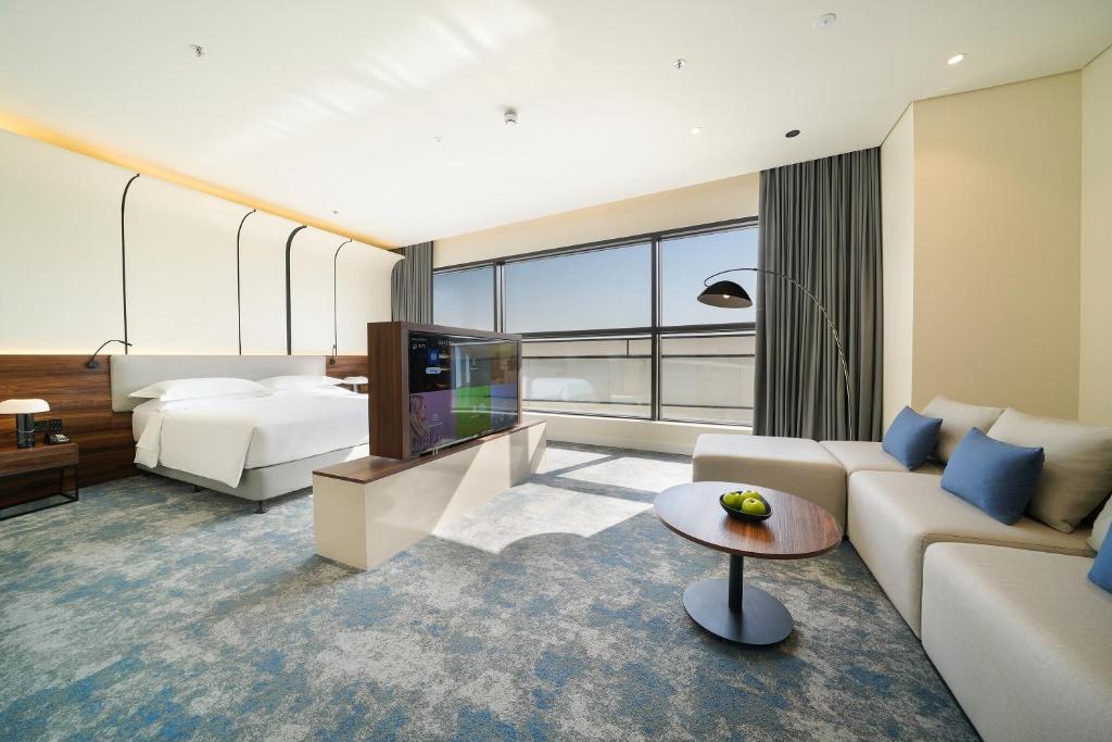 Nova M Hotel, Edge by Rotana - Geräumiges Zimmer - Kingsize -Bett