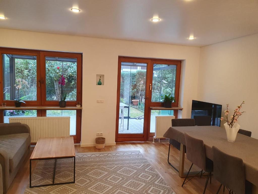 TV a/nebo společenská místnost v ubytování 80m2 Garten-Duplexwohnung in Altperlach