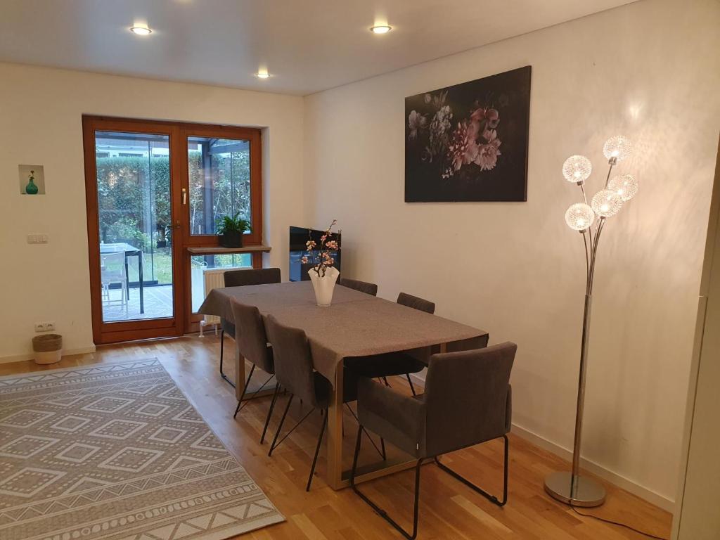 Fotografie z fotogalerie ubytování 80m2 Garten-Duplexwohnung in Altperlach v Mnichově