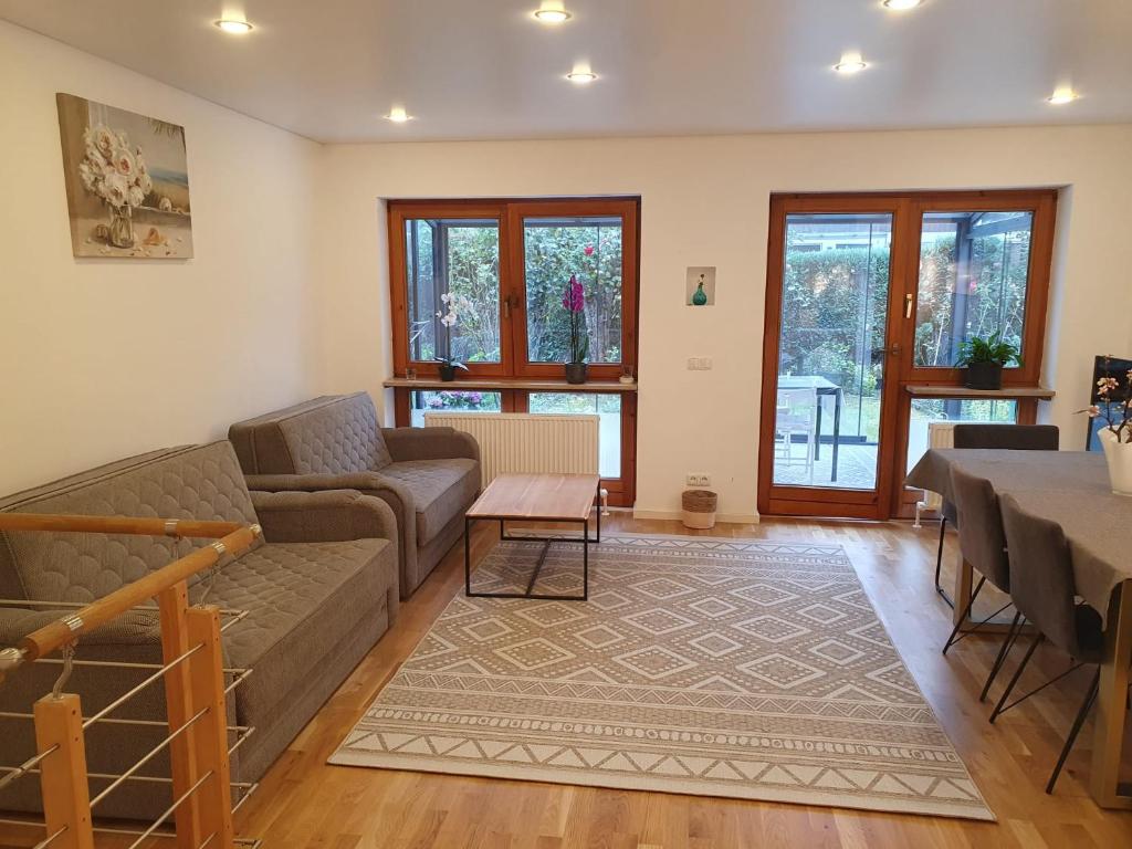 Posezení v ubytování 80m2 Garten-Duplexwohnung in Altperlach