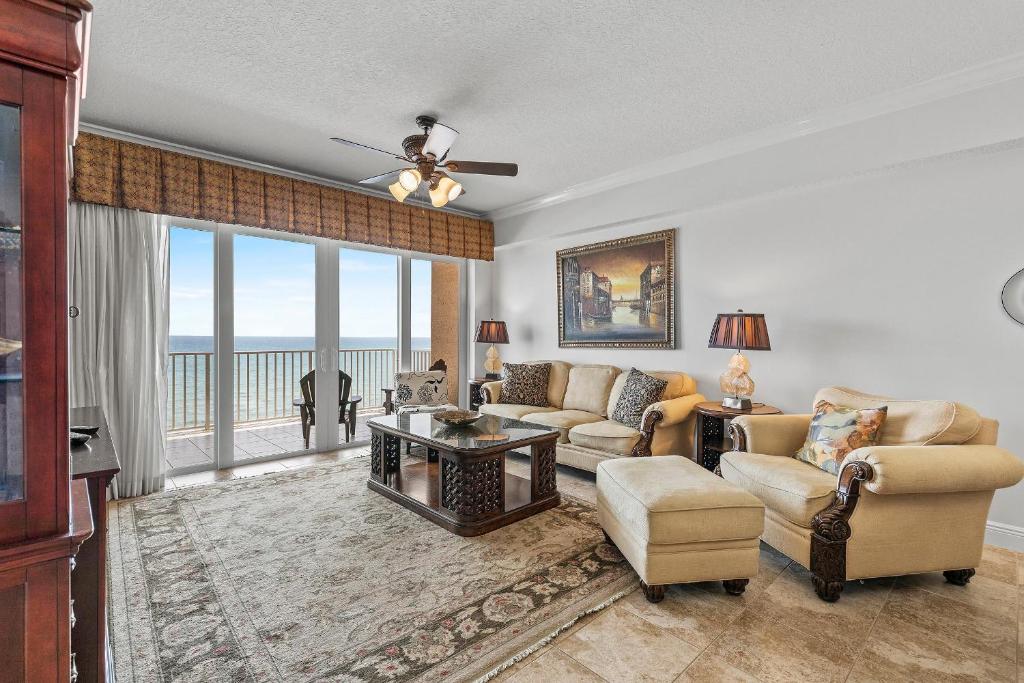 una sala de estar con un sofá y una mesa en Sanibel 1104, en Daytona Beach Shores