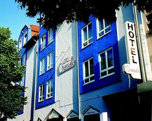 niebieski budynek z tabliczką na boku w obiekcie Hotel Chassalla w mieście Kassel