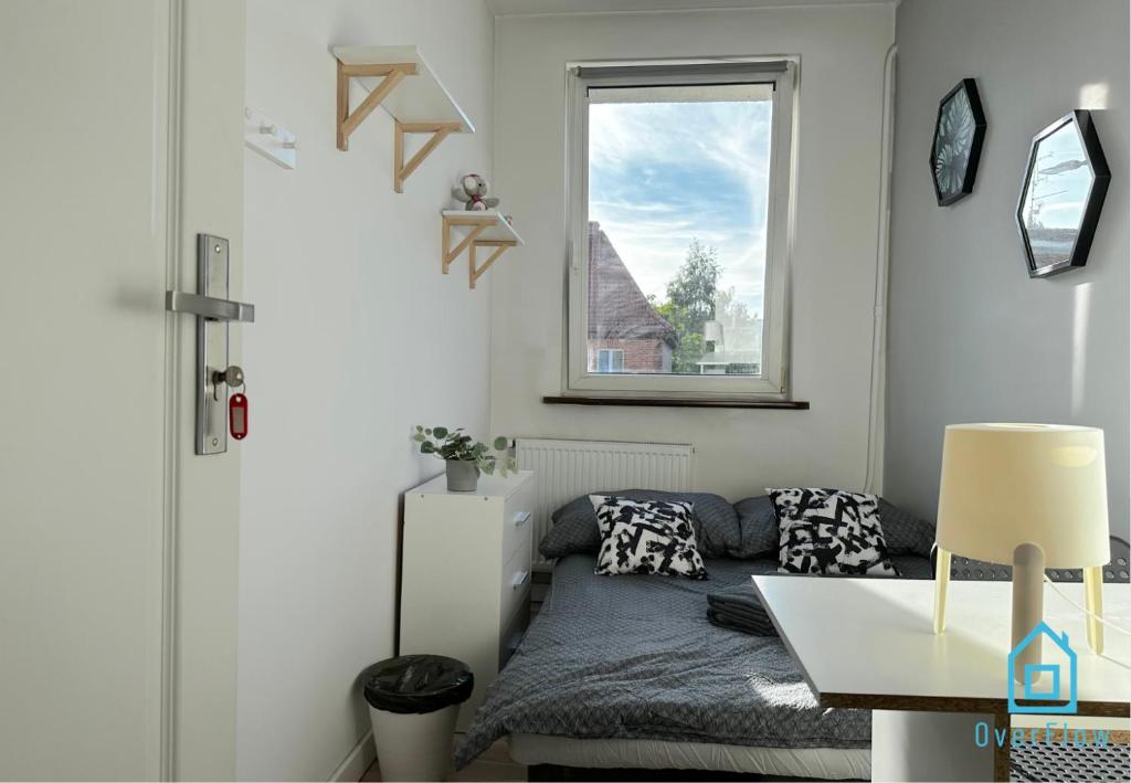 Postel nebo postele na pokoji v ubytování Lambert Room - Peaceful Retreat, 10 Minutes to Gdańsk Old Town & Seaside