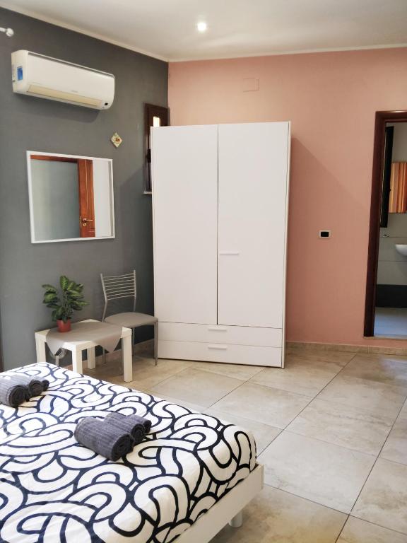 Postel nebo postele na pokoji v ubytování Kalos Rooms