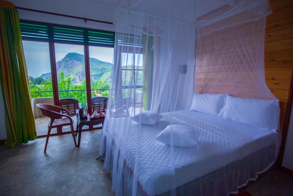Postel nebo postele na pokoji v ubytování Ella Rawana Den Hotel