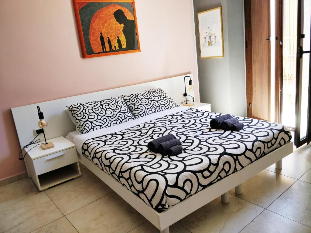 Postel nebo postele na pokoji v ubytování Kalos Rooms