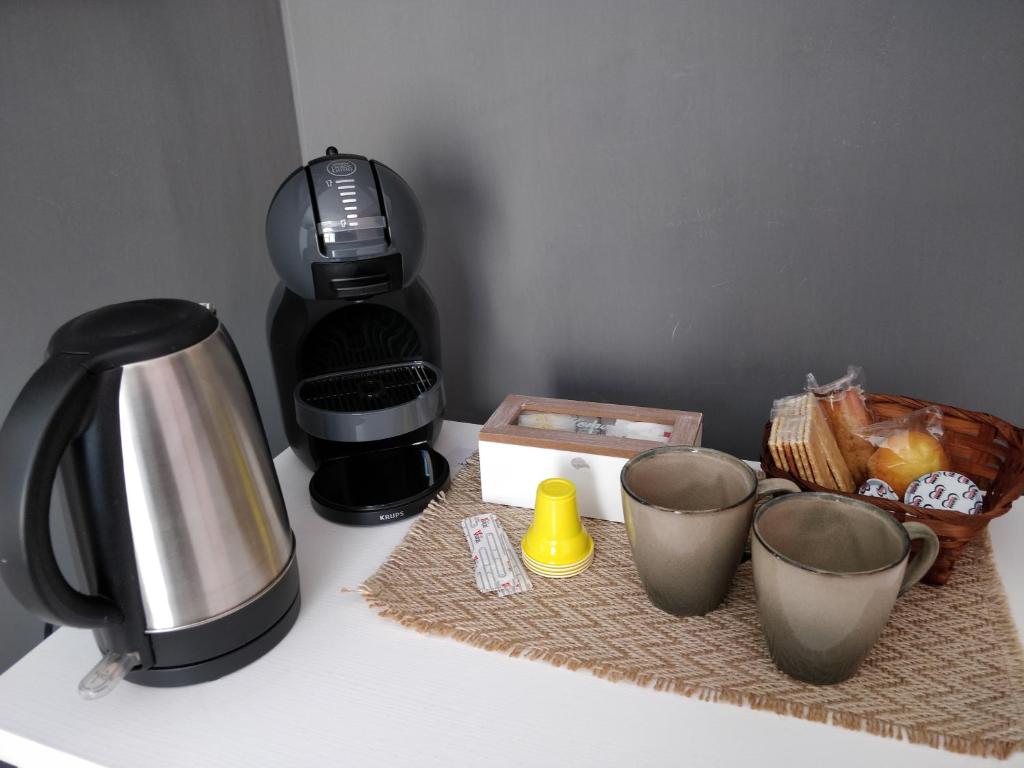 Příslušenství pro přípravu čaje a kávy v ubytování Kalos Rooms