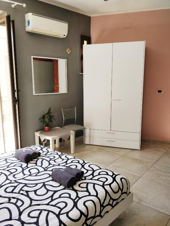 Postel nebo postele na pokoji v ubytování Kalos Rooms