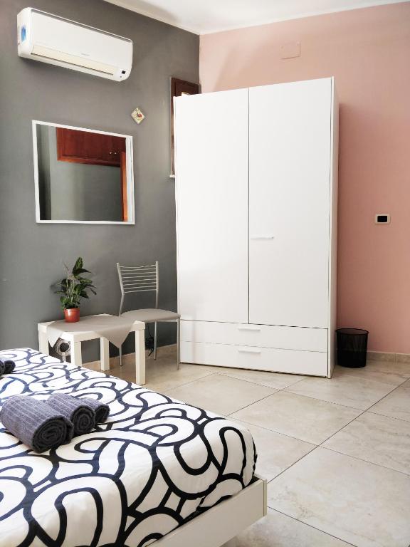 Postel nebo postele na pokoji v ubytování Kalos Rooms