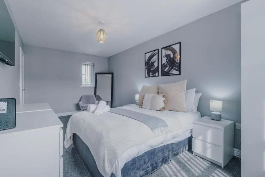 Postel nebo postele na pokoji v ubytování Lux 3 Bed 10 mins from Centre - Parking & Netflix
