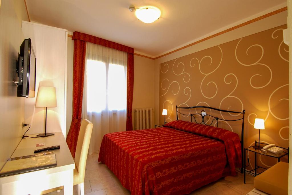 Postel nebo postele na pokoji v ubytování Hotel Eden Salò