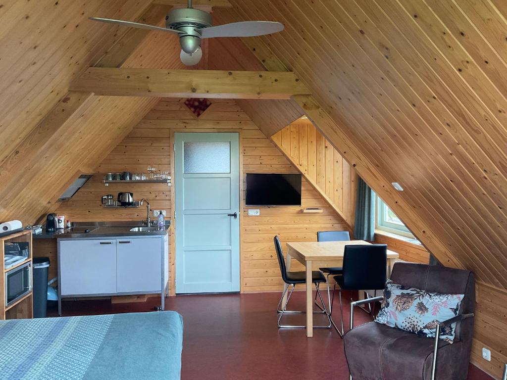 Kuchyň nebo kuchyňský kout v ubytování B&B en Vakantiehuisje Ursula