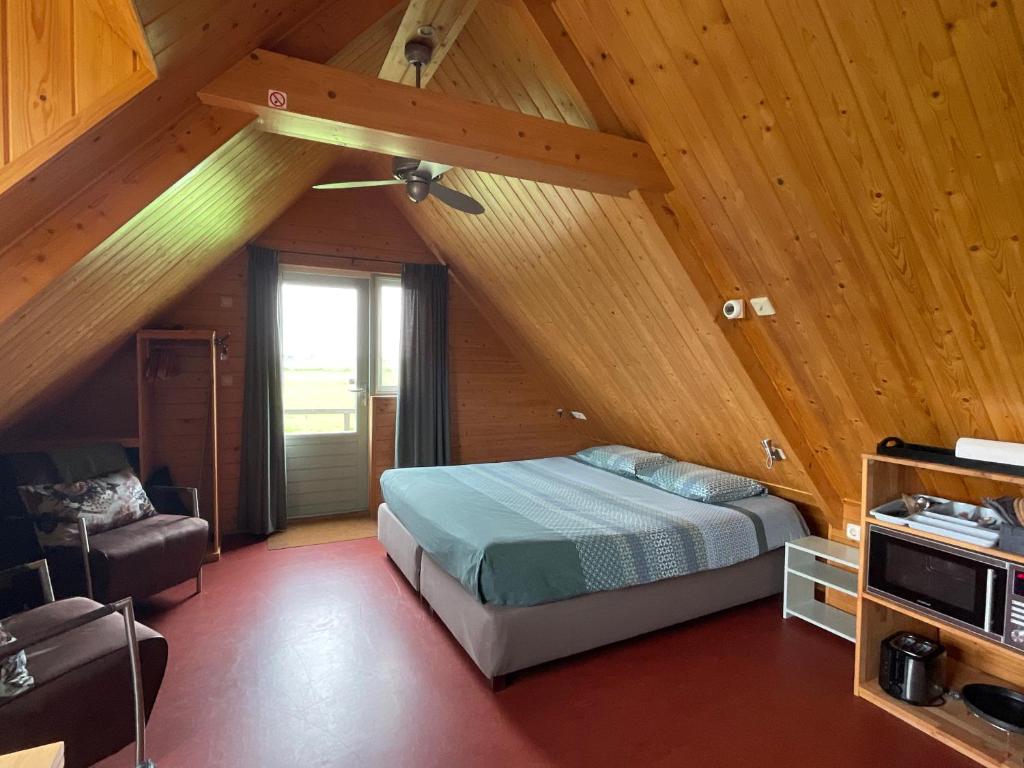 Postel nebo postele na pokoji v ubytování B&B en Vakantiehuisje Ursula
