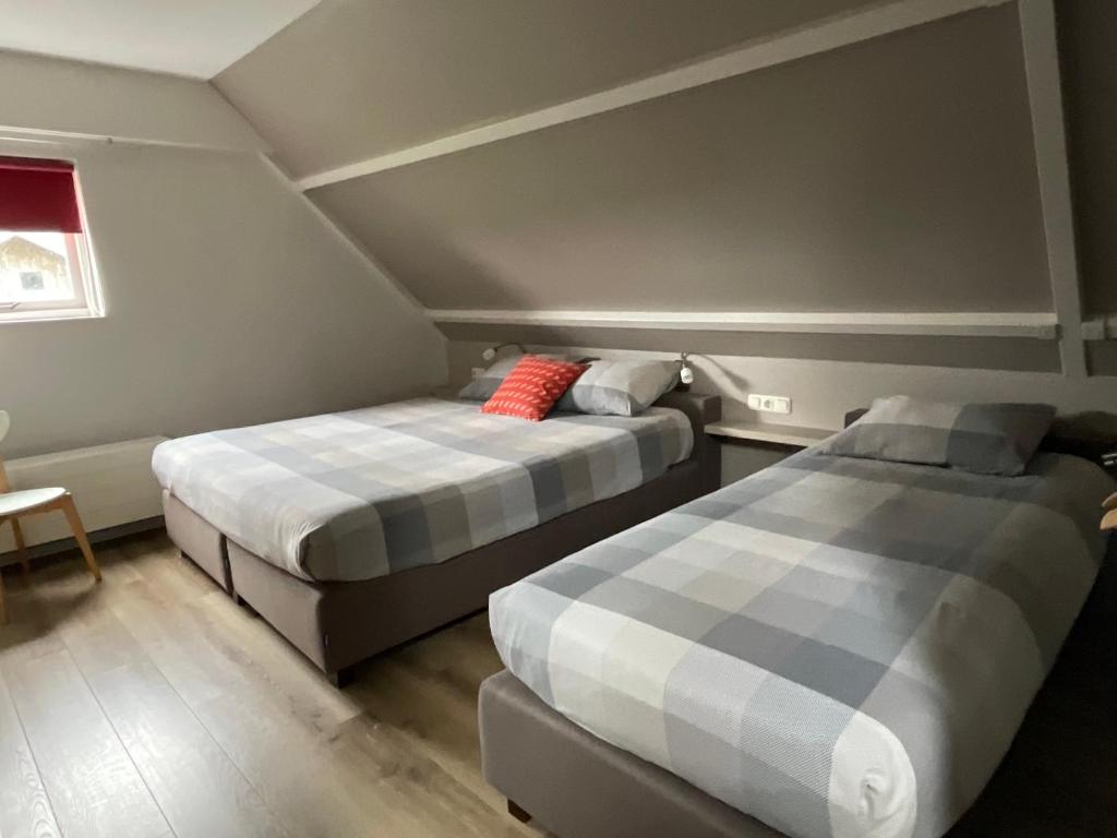 Postel nebo postele na pokoji v ubytování B&B en Vakantiehuisje Ursula