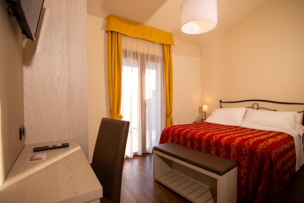 Postel nebo postele na pokoji v ubytování Hotel Eden Salò
