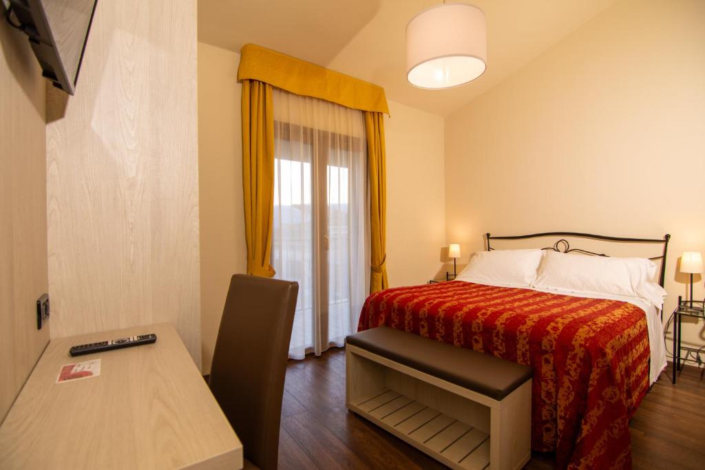 Postel nebo postele na pokoji v ubytování Hotel Eden Salò