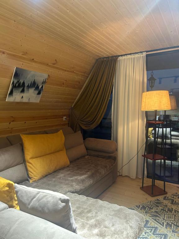 Posezení v ubytování Kazbegi cottage kide- ყაზბეგში კოტეჯი კიდე