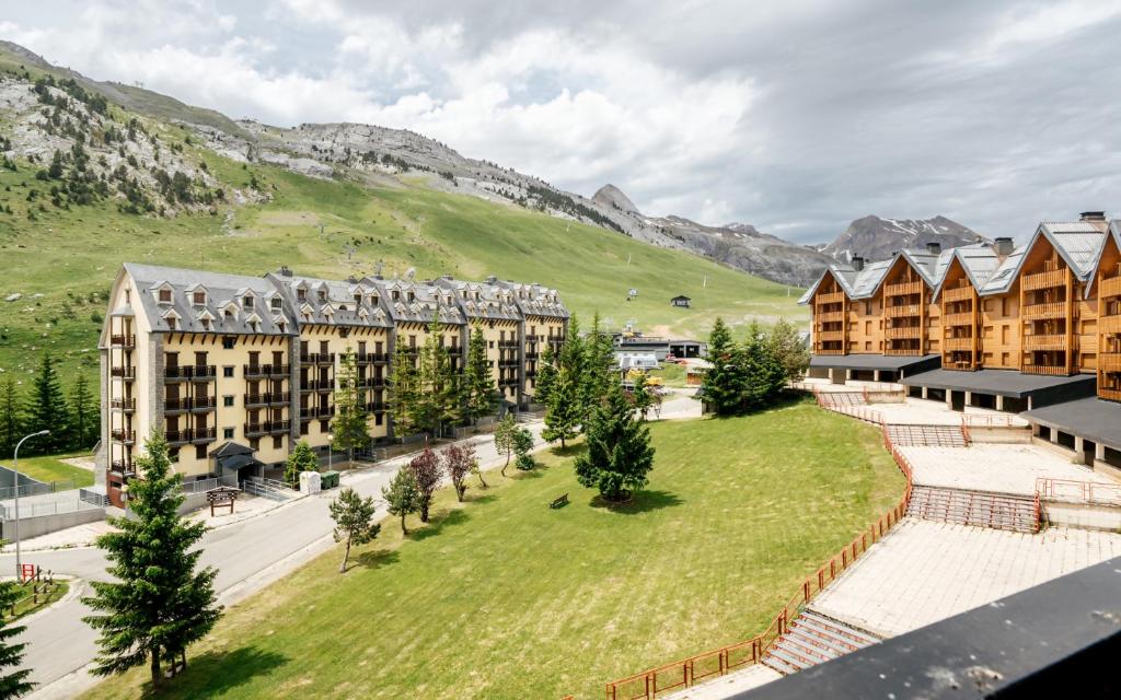 an aerial view of a resort with mountains in the background at La gran plaza de candanchu in Candanchú
