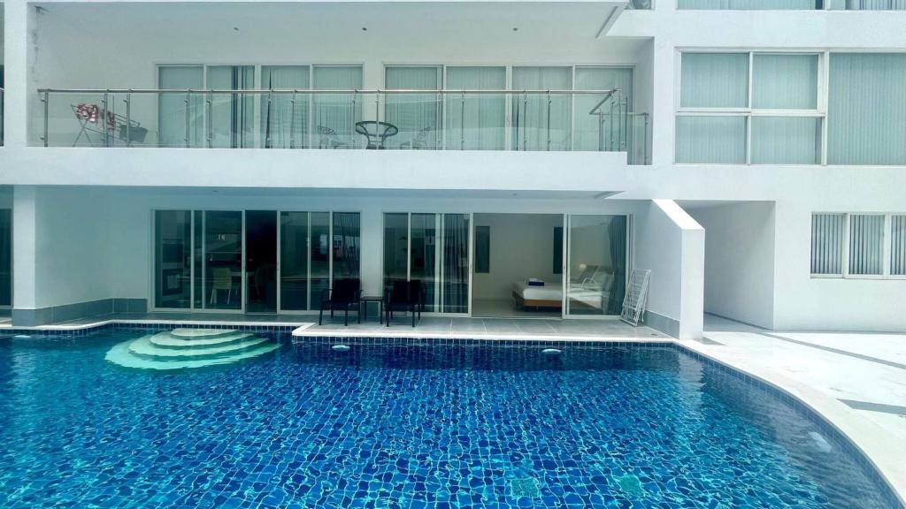 Bazén v ubytování B14 Pool Access Partial Seaview 2brs 1 bath at Karon nebo v jeho okolí